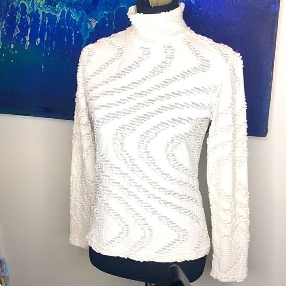 Baxis & Baxis White Textured Mock Neck Zip-Back Top – Size M